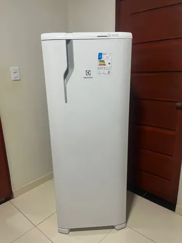 GELADEIRA ELETROLUX FROSFREE (SEMI NOVA)