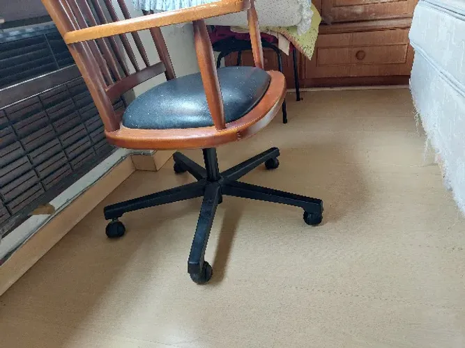 CADEIRA DE ESCRITÓRIO GIRATORIA E COM RODINHAS