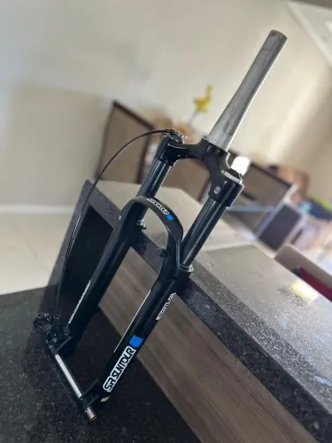 Suspensão SR Suntour XCR32 a ar, boost, trava remota (com cartucho novo e original)