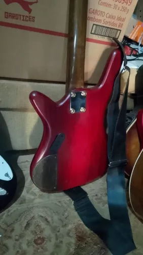 Baixo modelo rock Bass de Luthier