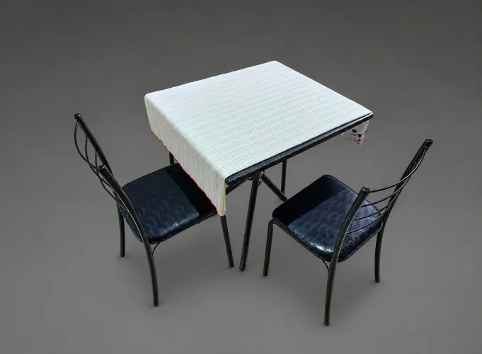 Mesa de marmore com 3 cadeiras, por apenas R$150