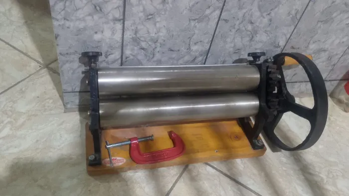 Vendo rolo de massa manual