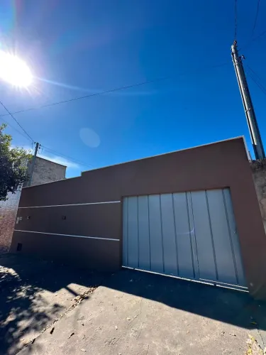 BELÍSSIMA CASA COM 2 QUARTOS ?