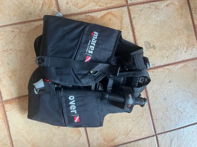 Mergulhador vendo cilindro S80, colete e regulador