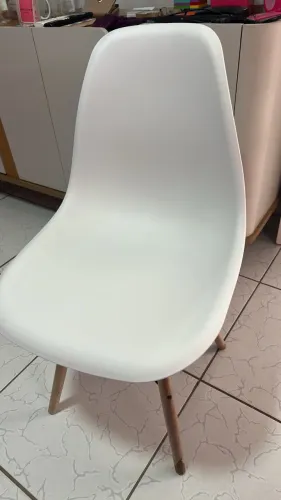 Cadeira branca (para conserto/detalhe no parafuso).