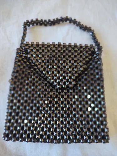Bolsa artesanal de mão toda em miçangas preta brilhosa