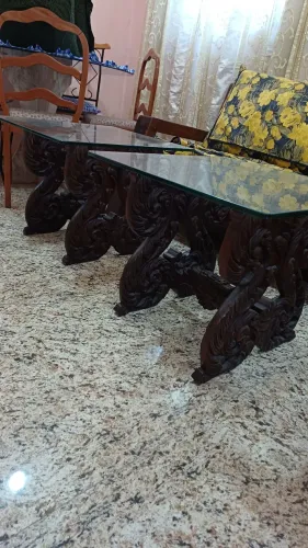 Par de mesas canto / lateral em madeira entalhada com vidro grosso