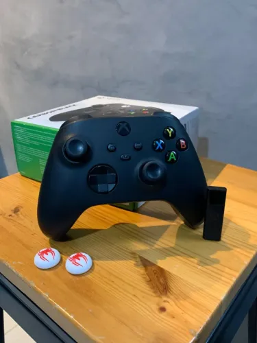 Controle Xbox Carbon Black + Adaptador Wireless + Caps Spider - Man