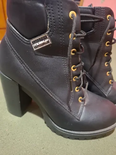 Bota semi nova