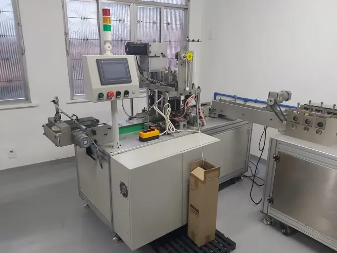 MÁQUINA PARA FABRICAR MÁSCARAS DESCARTÁVEIS