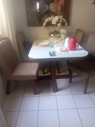 Vende-se uma mesa 6 cadeiras luxo muito confortável consevada