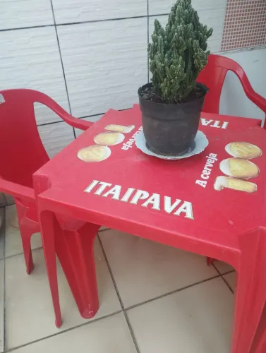 Mesa plástica resistente com 3 cadeiras