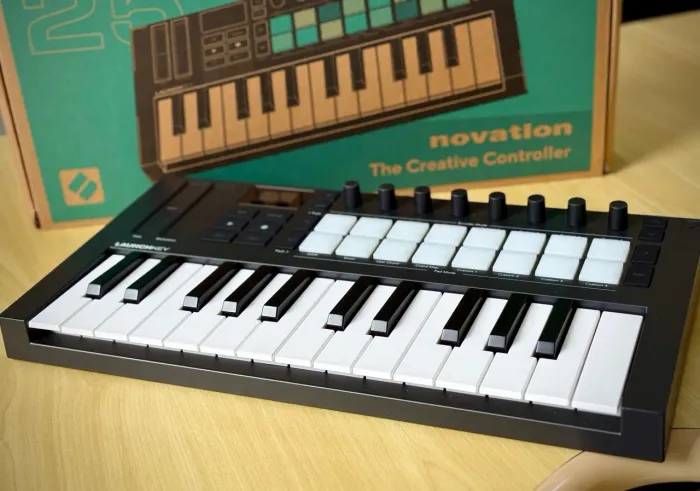 Novation Launchkey Mini 25 MK4 - Teclado controlador MIDI