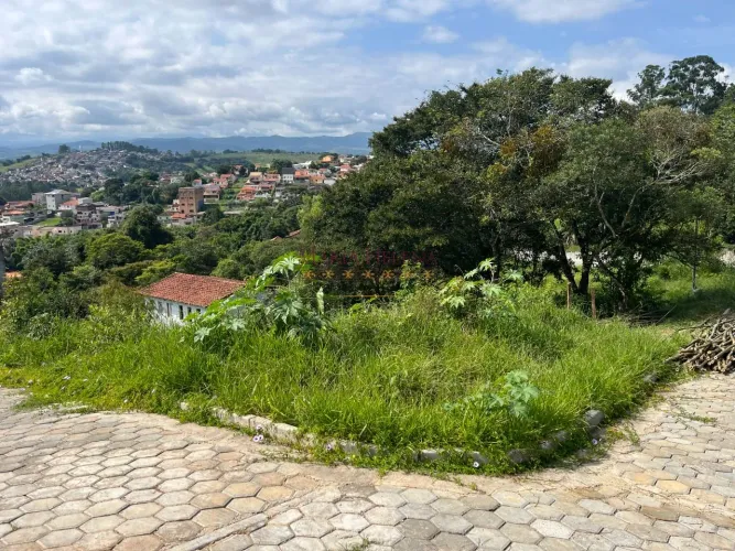 Lote em Caxambu, no bairro Santa Terezinha, à venda.