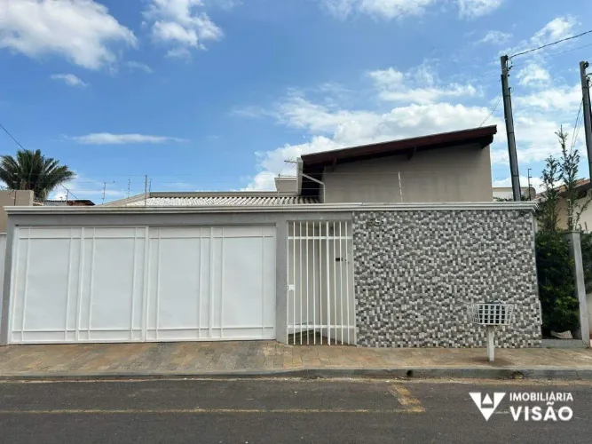 CASA À VENDA, 03 QUARTOS, 01 SUÍTE, 02 VAGAS, SANTA MARTA - UBERABA/MG