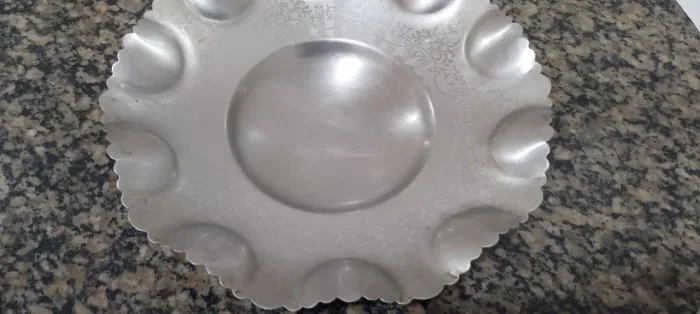 Fruteira retrô dos anos 80 feita em aço inox.