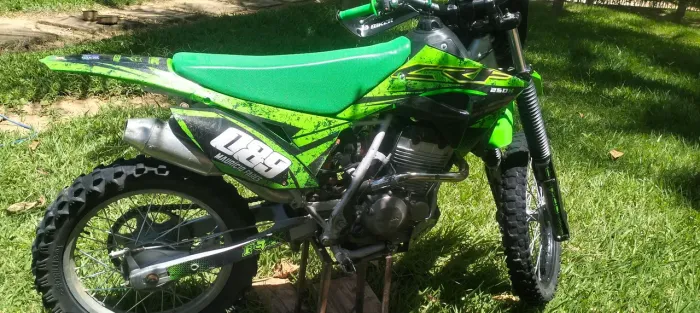 xr200 com roupa de CRF