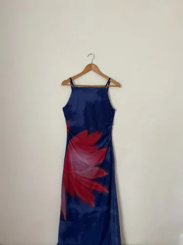 Vestido Longo em Tule Mesh - Azul & Floral Vermelho - BLUESTEEL - NOVO