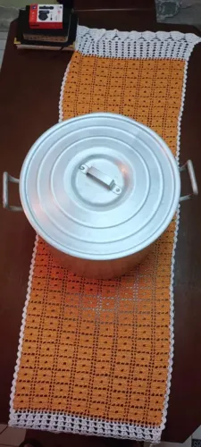 Panela industrial nova, medindo 0,34 cm altura e 0,18 cm de diâmetro.