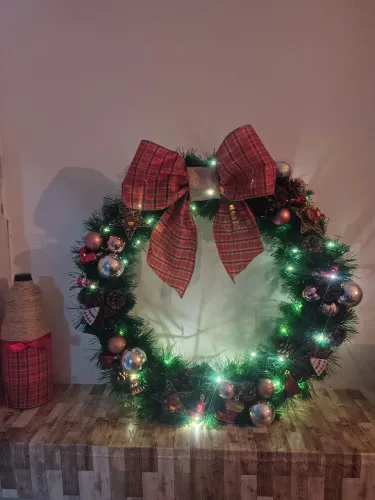 Guirlanda e árvore de natal com acessórios 