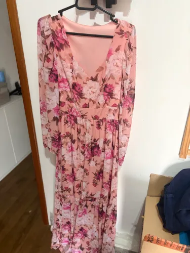 Vestido florido com coroa de flores 
