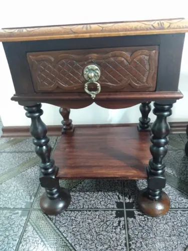 Par de mesinhas de cabeceira com pés torneados,em madeira maciça.