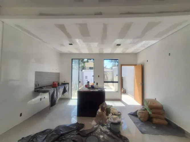 Casa com 3 quartos sendo 1 suíte 2 banheiros 2 vagas