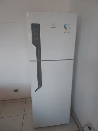 Electrolux Frost Free, com painel Blue Touch na porta e compartimento FreshFood.