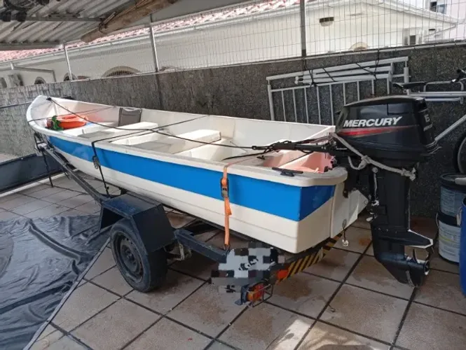 Vendo barco de fibra 4,8 metros por 1,2 de boca com motor Mercury 15hp