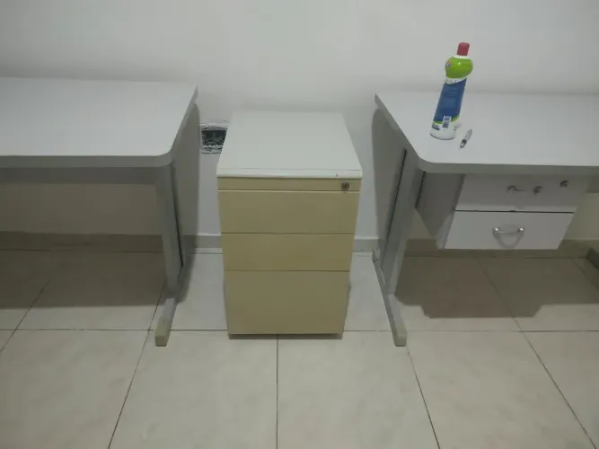 Mesas e gaveteiro