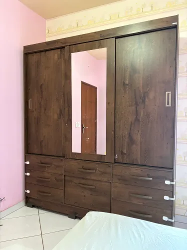 VENDO GUARDA-ROUPA SUPER CONSERVADO - 3 portas ( com espelho e sapateira )