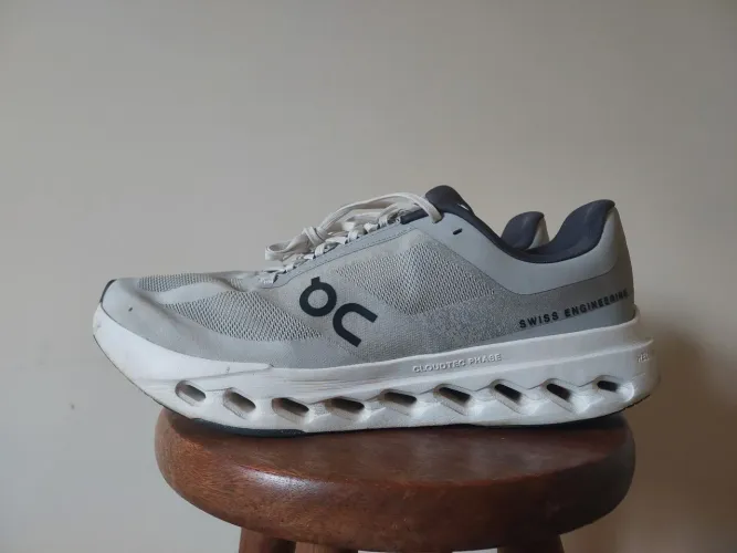 Tênis ON Running Cloudsurfer Next Masculino <br><br>Cor: Gelo e Branco, Selecione o Tamanho: 44
