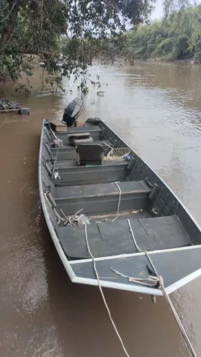 Vendo barco borda alta 1 e 50 de boca 6 m com motor Mercury 50 HP auto lub com partida e