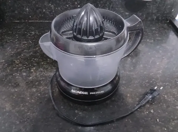 Vende-se Espremedor de Frutas Premium Mondial, 220v, semi-novo!