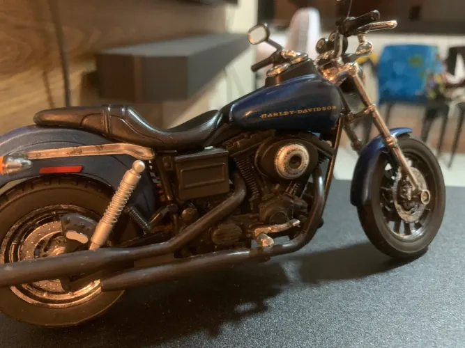 Miniatura Harley Davidson Sportster Iron 883 Motorcycle Model 1:12 by Maisto
