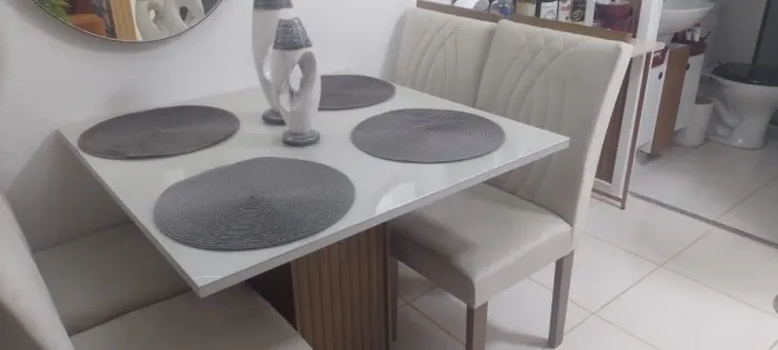 Mesa de jantar quadrada com tampo de vidro pouco tempo de uso 