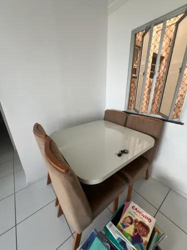 Mesa 4 cadeiras semi nova