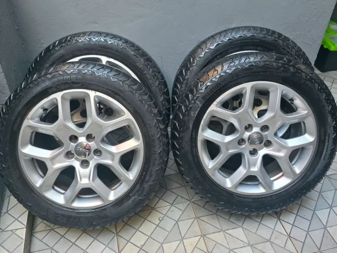 Jogo de rodas 17" + 4 pneus momo 215/55R17 - Renegade Diesel 4x4 2017 - R$ 2.000