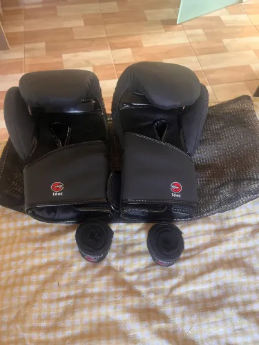 Luva de boxe e Muay thai, mais bandagem e bolsa de transporte.