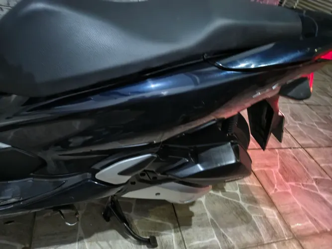 Vende-se uma moto PCX semi nova. 