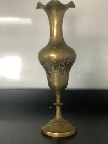 Vaso de metal gravado, estilo indiano ou vintage.