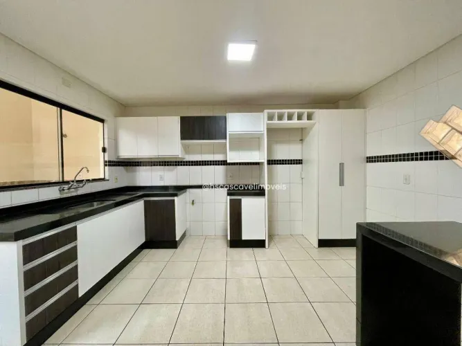 Sobrado com 3 dormitórios para alugar, 141 m² por R$ 3.300,00/mês - Alto Alegre - Cascavel