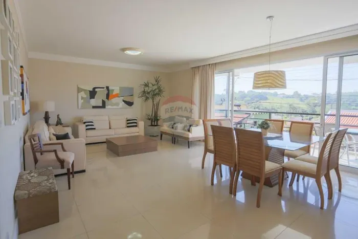 À Venda, casa com 4 quartos, 2 suítes e área de lazer completa!