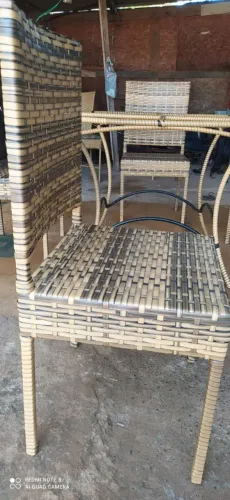 Cadeira em fibras sintéticas