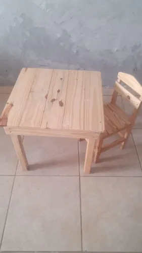 Mesa e cadeira infantil