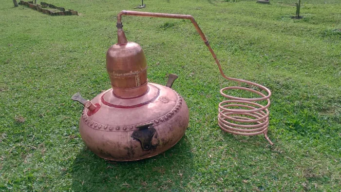 Alambique de cobre e moenda