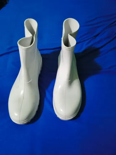 Bota de borracha branca cano medio