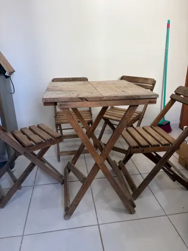 Mesa com 4 cadeiras de madeira usadas