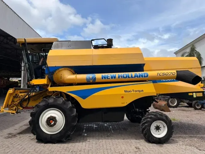 Colheitadeira New Holland TC5070