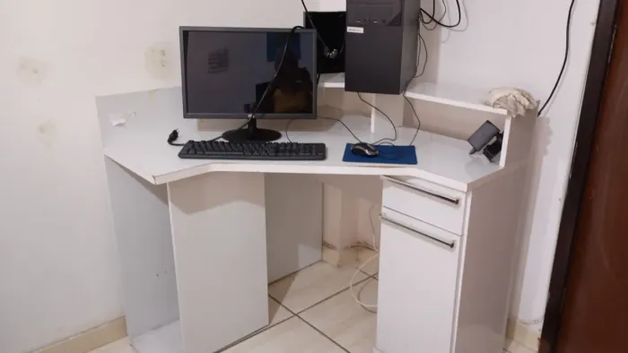Vendo computador completo com mesa de escritório.